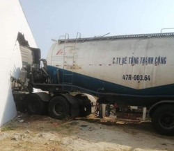 Kinh hoàng xe bồn mất lái, lao vào nhà dân