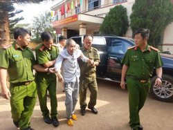 Huyện Krông Búk đón người tàn tật đến làm căn cước công dân