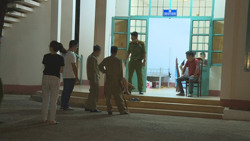 Giành lái xe không được, 4 người đánh tài xế taxi, chống đối công an