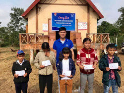 Thị đoàn Buôn Hồ: Tặng quà hộ nghèo và học sinh có hoàn cảnh đặc biệt khó khăn