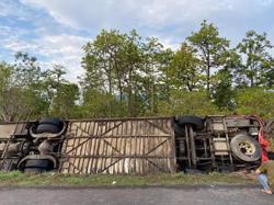 Xe khách giường nằm lật ngửa, hơn 30 người nhập viện