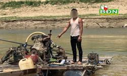 Bắt các đối tượng khai thác cát trái phép trên suối Đắk Măng