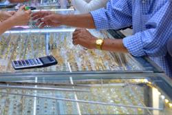 Giá vàng hôm nay 23-4: Quay đầu giảm nhanh, kinh tế Mỹ tốt lên