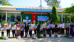 Tặng tủ sách nhân ái cho Trường Tiểu học, THCS Hòa Tân (huyện Krông Bông)