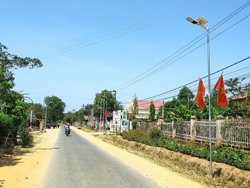 Gom nắng thắp sáng đường quê