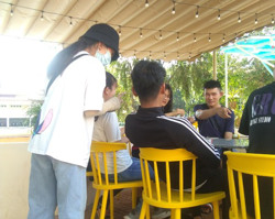 Sinh viên đi làm thêm...