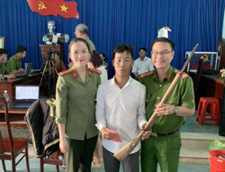 Công an huyện M'Drắk: Cấp thẻ căn cước công dân kết hợp vận động thu hồi vũ khí, vật liệu nổ