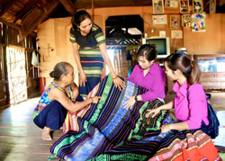 Phụ nữ xã Ea Nuôl gìn giữ nghề dệt truyền thống