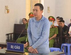 Thấy "vợ hờ" ôm nhau với người khác trên giường, "chồng hờ" chém cả 2 thương vong