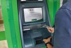 Thời của thẻ ATM gắn chip