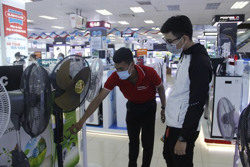 "Nóng" thị trường hàng điện lạnh