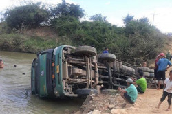 Sập cầu tạm khiến một chiếc xe tải lật xuống sông