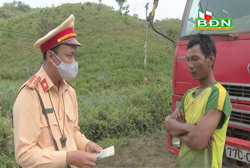 Phát hiện tài xế ô tô sử dụng giấy phép lái xe giả