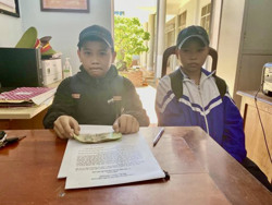 Hội đồng Đội Trung ương tuyên dương hai học sinh nhặt được của rơi trả lại người mất