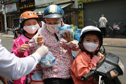 Chống nắng đúng cách cho trẻ