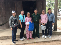 Tặng 40 suất quà cho các gia đình trên địa bàn xã biên giới