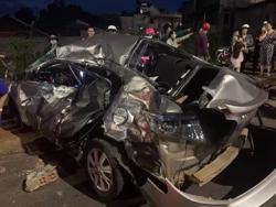 Xe con bị xe tải "vò" nát, người phụ nữ chết thảm