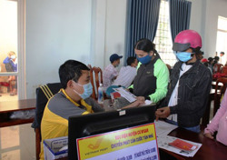 Huyện Cư M'gar: Đông đảo người dân lựa chọn nhận thẻ căn cước công dân tại nhà