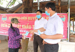 Hội Nông dân huyện Cư Kuin: Tổ chức 5 điểm phát khẩu trang miễn phí