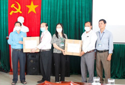 Tặng khẩu trang và găng tay y tế cho Bệnh viện Đa khoa vùng Tây Nguyên