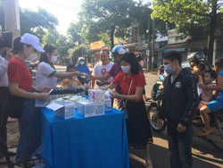 Phát miễn phí hàng ngàn sản phẩm phòng, chống dịch bệnh cho người dân