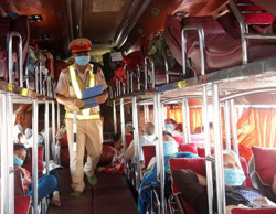 Kiểm soát an toàn giao thông gắn với công tác phòng, chống dịch