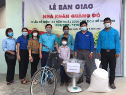 Bàn giao ngôi nhà Khăn quàng đỏ tại huyện Ea Súp