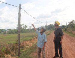 Dân thị trấn phải kéo điện tự phát