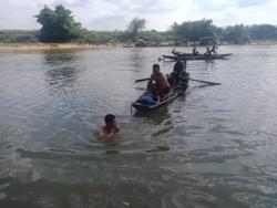 Theo cha mẹ ra đồng, 2 anh em ruột chết đuối thương tâm