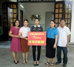 Tặng nhà Mái ấm công đoàn cho đoàn viên khó khăn