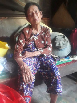 Một cụ bà neo đơn, nghèo khó cần giúp đỡ