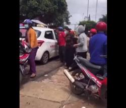 Cha mẹ đau đớn nhìn con rơi từ xe công nông xuống đường tử vong