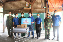Tặng máy phát điện cho chốt kiểm soát phòng chống dịch COVID-19