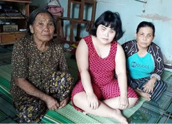 Ba mẹ con bệnh tật cần sự giúp đỡ