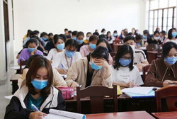 Lo ngại Covid-19, nhiều trường đại học chuyển sang học trực tuyến sau nghỉ lễ