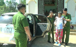 Công an huyện Ea Kar: Bố trí đón, đưa người khuyết tật, già yếu đến địa điểm cấp căn cước công dân