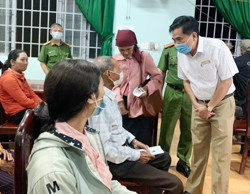 Lãnh đạo huyện Krông Năng thăm, tặng quà động viên cán bộ, chiến sĩ cấp Căn cước công dân trong đêm