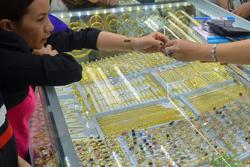 Giá vàng hôm nay 6-5: Đột ngột đi lên khi lãi suất trái phiếu Mỹ giảm mạnh, dầu thô tăng giá