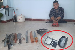 Bắt 2 đối tượng thủ nhiều đao kiếm, tàng trữ ma túy