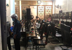 Bất chấp lệnh cấm, tiệm Internet vô tư mở cửa giữa đại dịch Covid-19