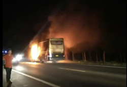 Xe khách giường nằm bốc cháy trong đêm