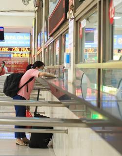 Dừng chạy tàu, huỷ chuyến bay do Covid-19