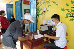 Đẩy mạnh chuyển phát thẻ căn cước công dân đến tay người dân tại vùng sâu, vùng xa