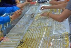 Giá vàng hôm nay 8-5: Mạnh mẽ đi lên, USD bị bán tháo