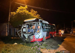 Xe khách đối đầu xe tải ở Buôn Ma Thuột, nhiều người thương vong