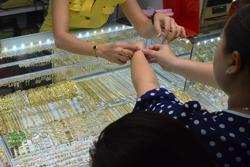 Giá vàng hôm nay 1-6: Vàng SJC tăng mạnh cuối ngày, chênh lệch mua - bán quá lớn