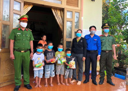 Công an huyện Buôn Đôn: Tặng quà cho các cháu thiếu nhi buôn kết nghĩa nhân ngày 1-6