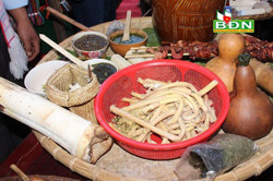 Chiếc túi đựng cơm của đồng bào Mạ