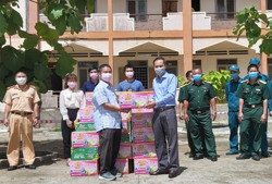 Tặng 500 phần quà cho lực lượng tuyến đầu tham gia phòng, chống dịch COVID-19