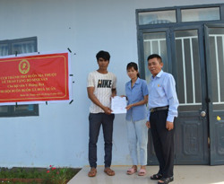 Hội Cựu Chiến binh TP. Buôn Ma Thuột tặng bò giống cho cựu chiến binh có hoàn cảnh khó khăn